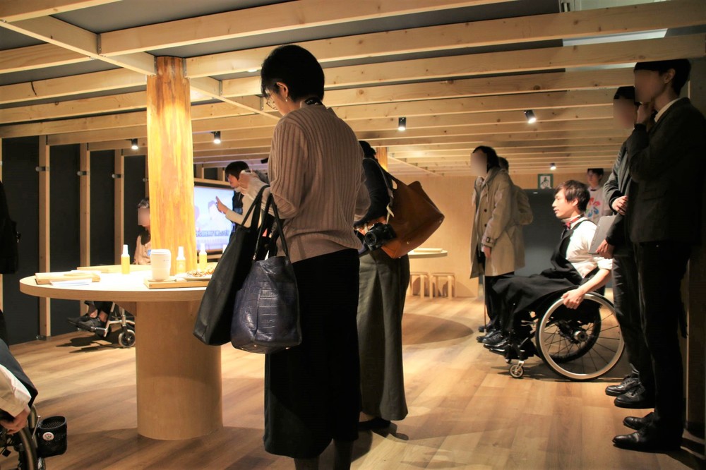 店内。天井の高さが抑えられている