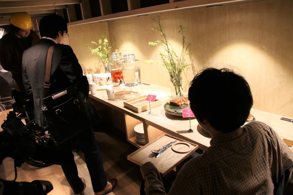 店はビュッフェ形式。この高さも車いすだと丁度いい