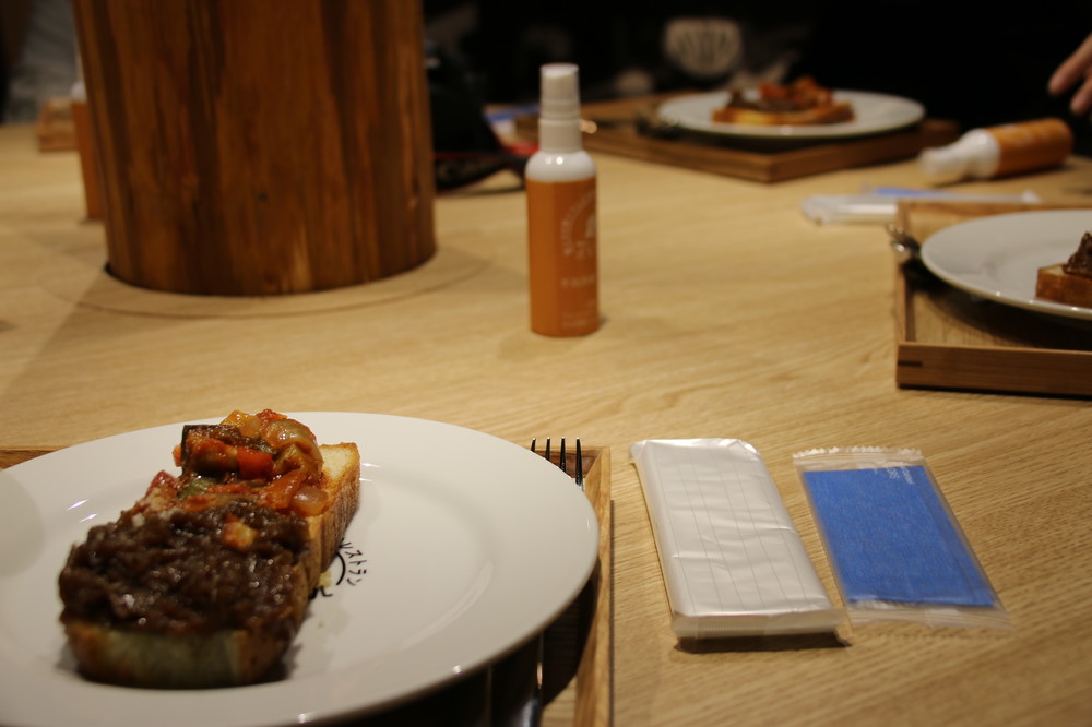 テーブル。2つのおしぼりと、消毒用のスプレーがある