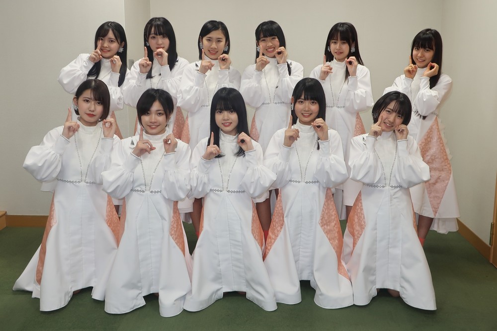 初めてパフォーマンスの臨んだ10期生。「望遠鏡のない天文台」「渚のイメージ」の2曲を白いワンピース姿で披露した