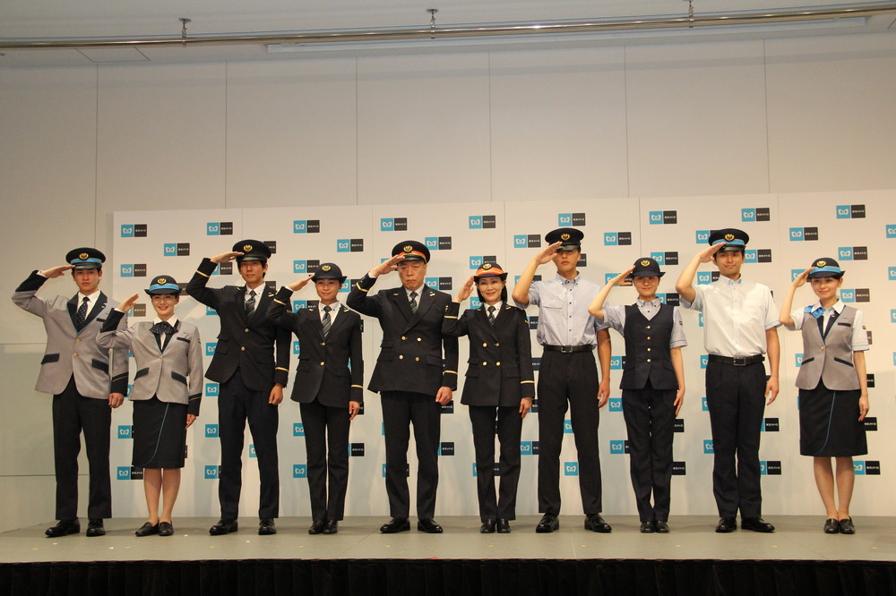 左右4名が着用しているのがサービスマネージャーの新制服