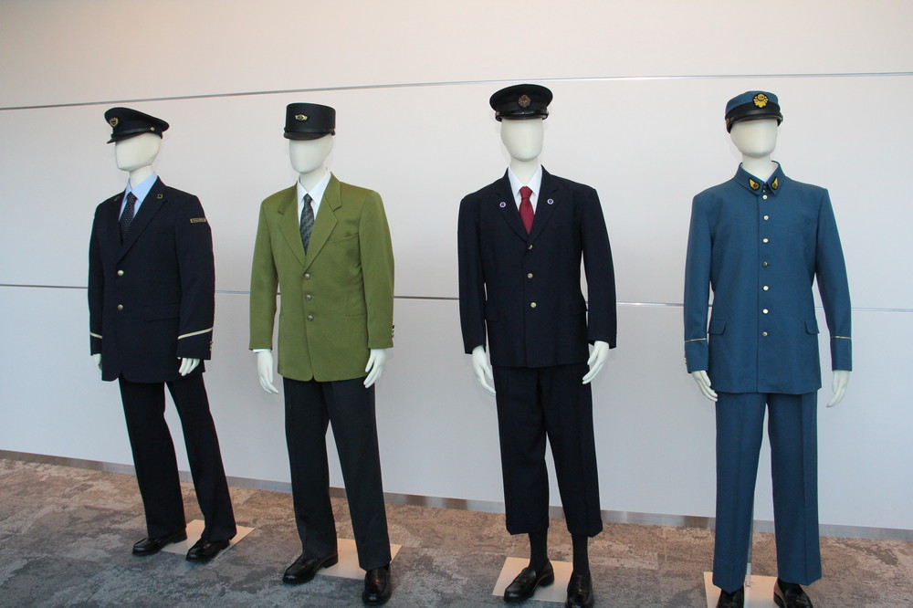 左から東京メトロ現制服、1991～2004年の営団制服、1960～1972年の営団制服、東京地下鉄道の制服