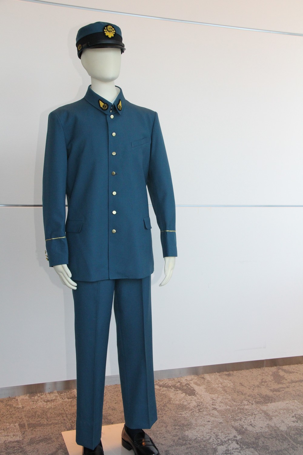 明るいブルーでヨーロッパ風の、戦前としてはモダンな東京地下鉄道制服