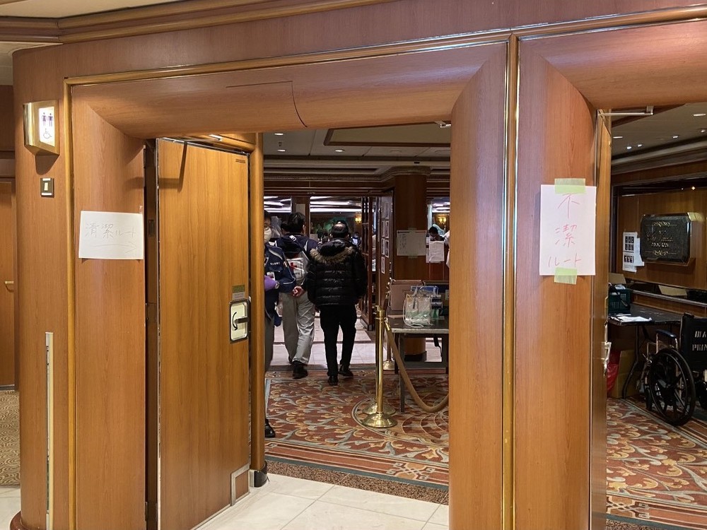 左には「清潔」、右は「不潔」と張り紙が