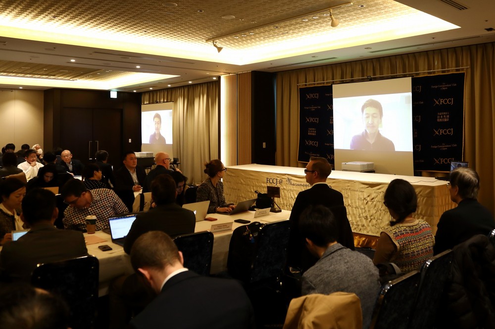 スカイプ経由で記者会見する岩田健太郎・神戸大教授。記者はモニターを見ながら質問した