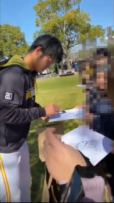 右肘手術後なのにサインねだられ続け...「いたっ」　SB甲斐野に心配の声、球団は「深刻でない」