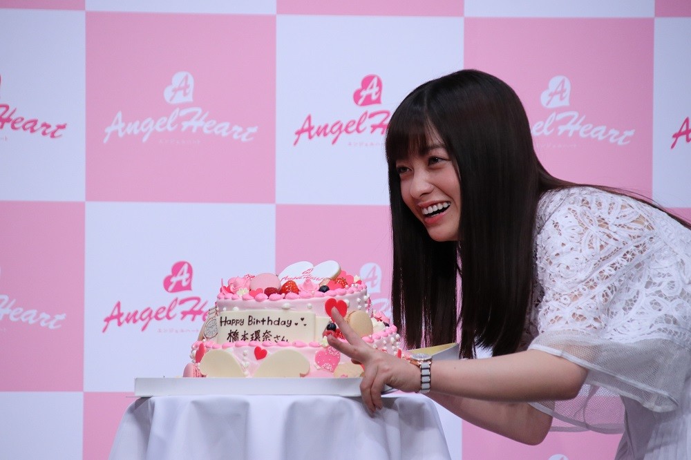 誕生ケーキを前にVサインする橋本環奈さん
