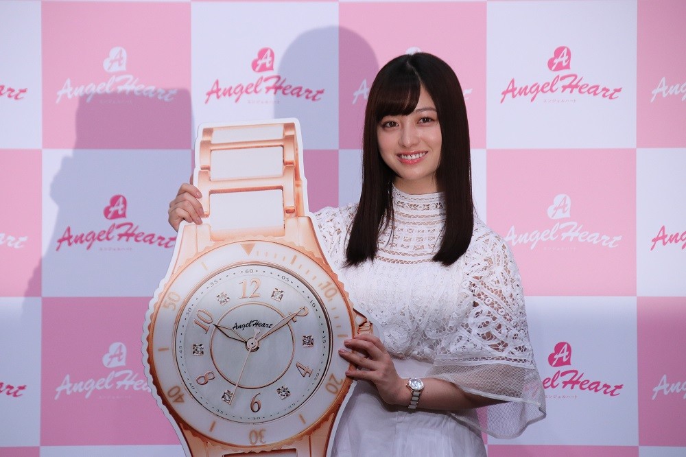 パネルを持つ橋本環奈さん