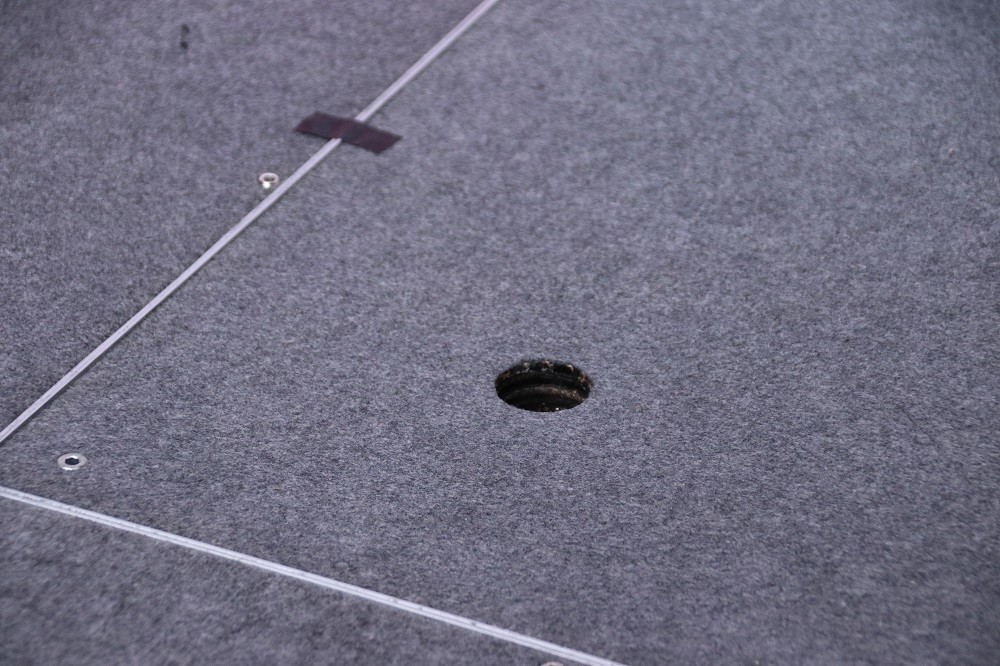 舞台の板に開いた穴