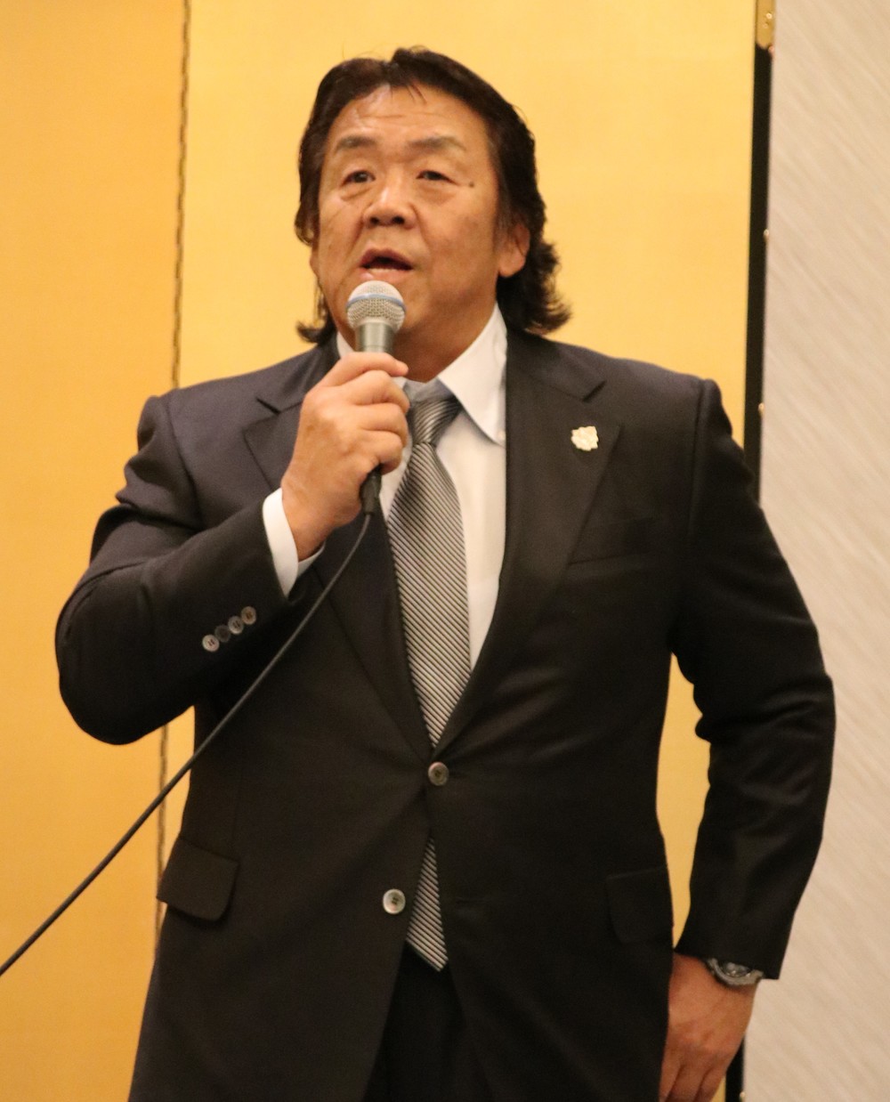 「猪木さんに国民栄誉賞を」と話す長州力さん
