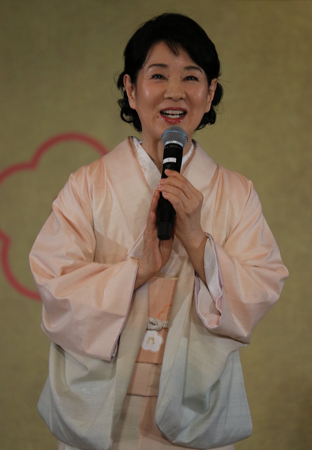 椿の葉や枝などで染められた、艶やかなピンクの着物で登壇した吉永小百合さん
