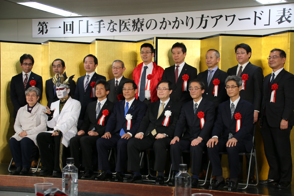 厚労省イベント直前の異例光景　加藤大臣は「出席未定」→「欠席」、報道陣にはマスク配布