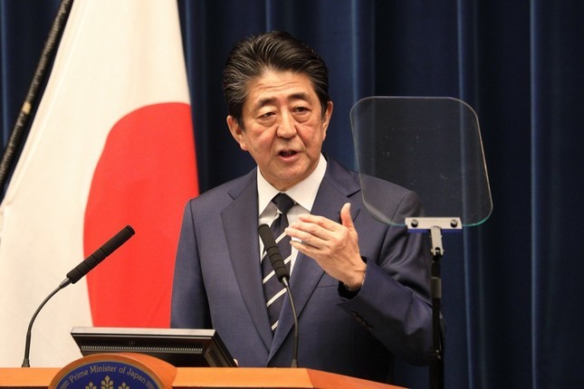 安倍首相「会見打ち切り」新聞はどう書いた？　言及なしから「内閣記者会」解説まで