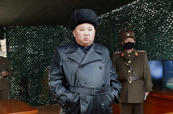 3月3日に北朝鮮の国営メディアが配信した金正恩氏の写真。「前線長距離砲兵区分隊の火力打撃訓練」の現地指導の様子で、背景の軍人はマスクをしている