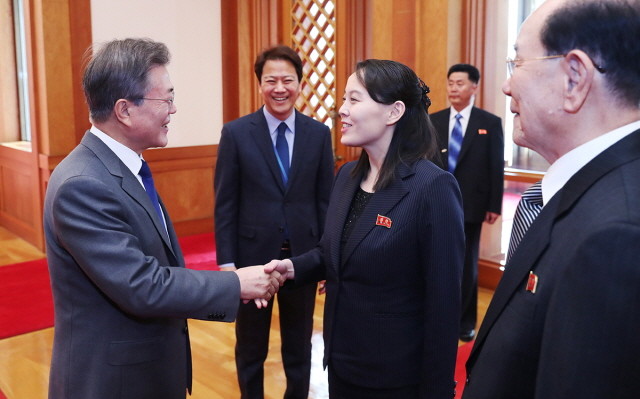 朝鮮労働党第1副部長の金与正氏（写真中央）は2018年には青瓦台を訪れて文在寅（ムン・ジェイン）大統領（写真左）とランチミーティングまでしていた。それが今では「低能」呼ばわりだ（写真は韓国大統領府（青瓦台）ウェブサイトから）
