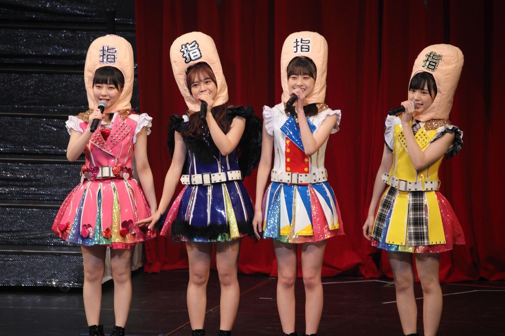 2019年のコンサートツアーの寸劇では「毒舌キャラ」を開花させた（写真右が運上さん。19年10月撮影）