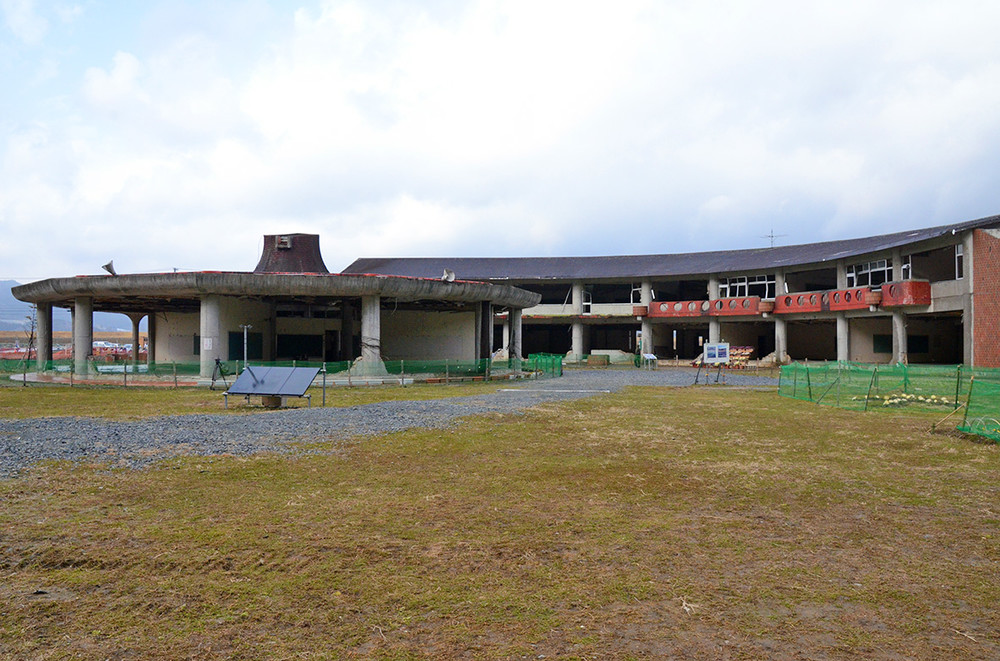 津波で破壊された大川小の校舎の現在