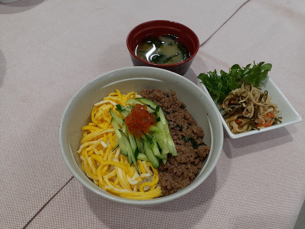 メニューのひとつ。「赤の他人丼」と「切干大根サラダ」