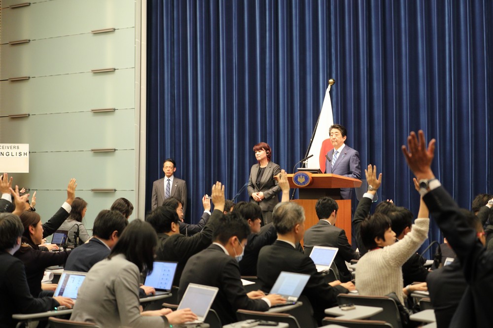 安倍晋三首相の記者会見では多く記者が挙手した