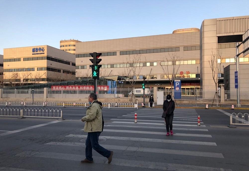 首都医科大学付属病院の前を歩く人。北京の病院は今もほとんど閉鎖されている（3月17日）