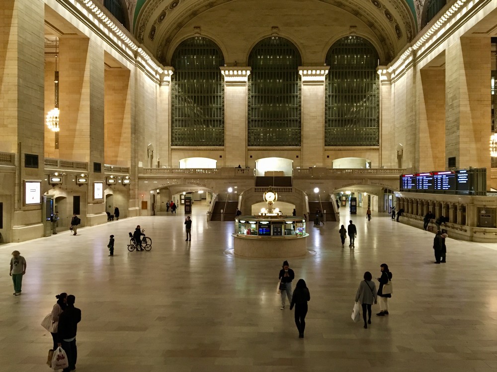 通勤列車が多く発着するターミナル「グランド・セントラル」駅も、人影はまばら