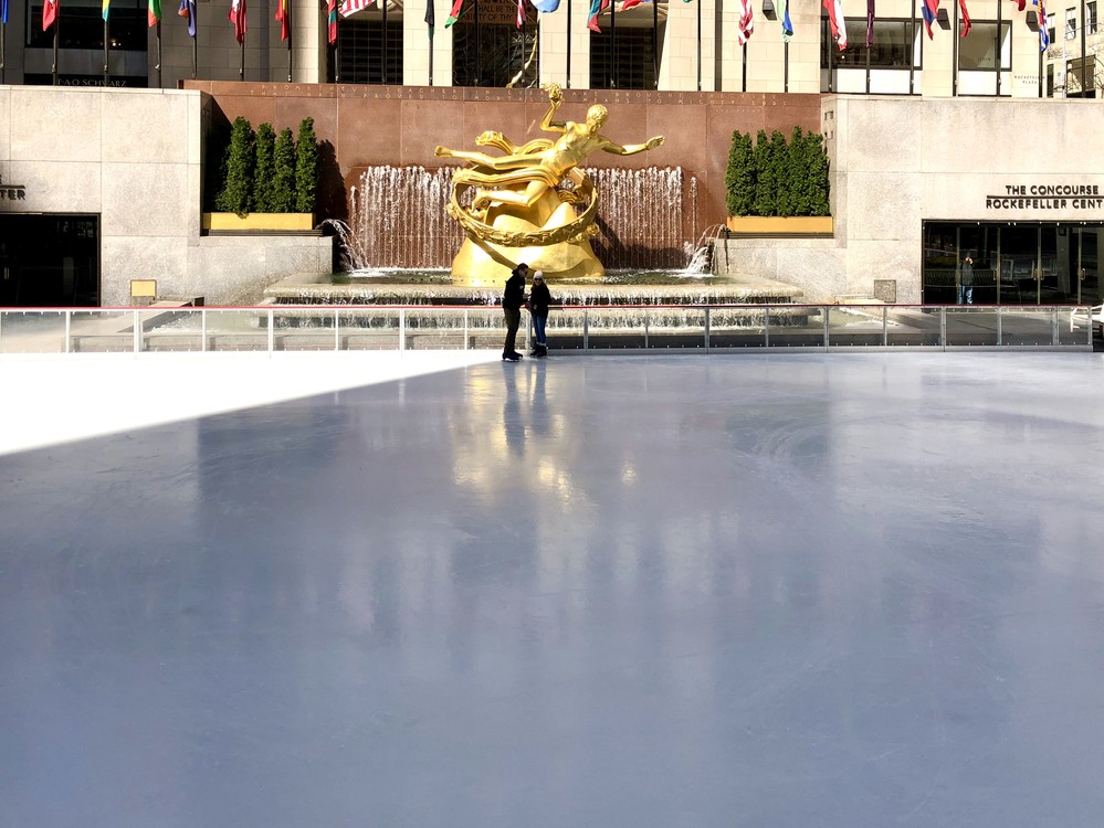 ロックフェラーセンターのスケートリンクで滑っていたのは、このカップルだけ