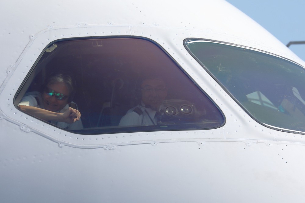 操縦席から機長らが笑顔を見せる場面も…