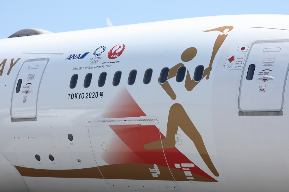JAL機にANAのロゴがペイントされた