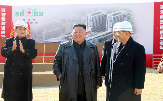 マスクやめた北朝鮮の軍幹部たち　新型コロナもう「見て見ぬふり」しかない？