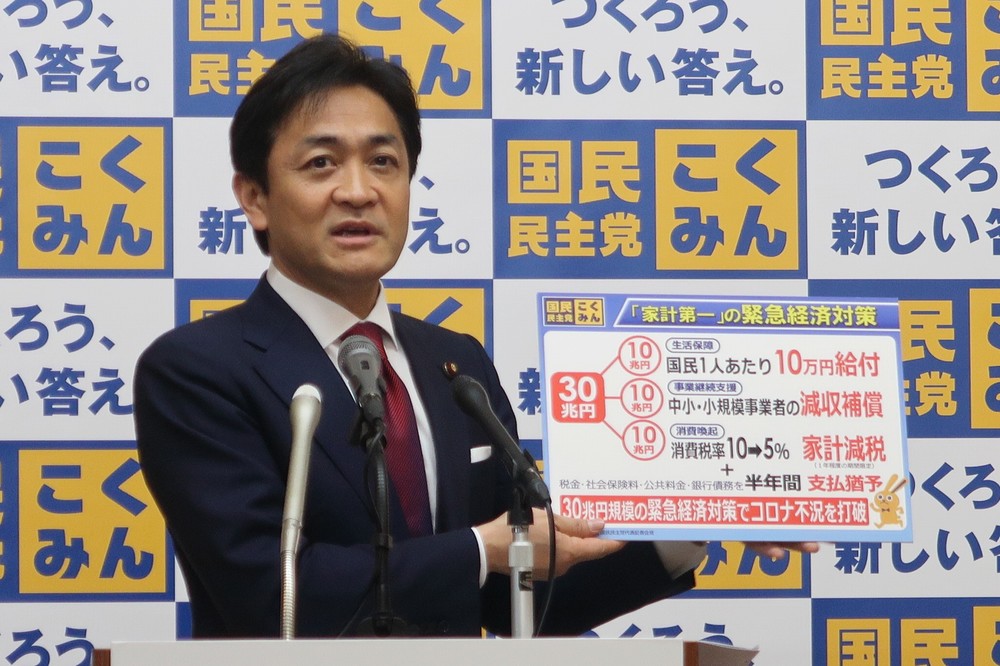 記者会見する国民民主党の玉木雄一郎代表。3月18日に30兆円規模の緊急経済対策案を発表している
