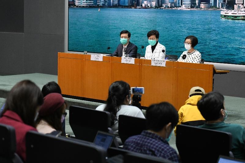 記者会見する香港政府トップの林鄭月娥（キャリー・ラム）行政長官（写真中央）