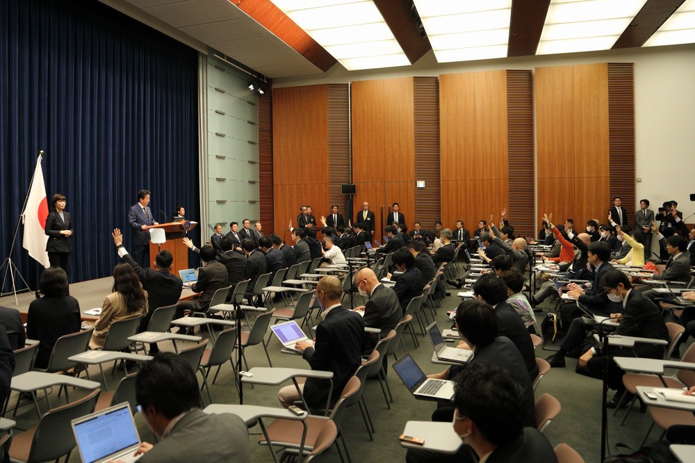 多くの記者が質問しようとして挙手した