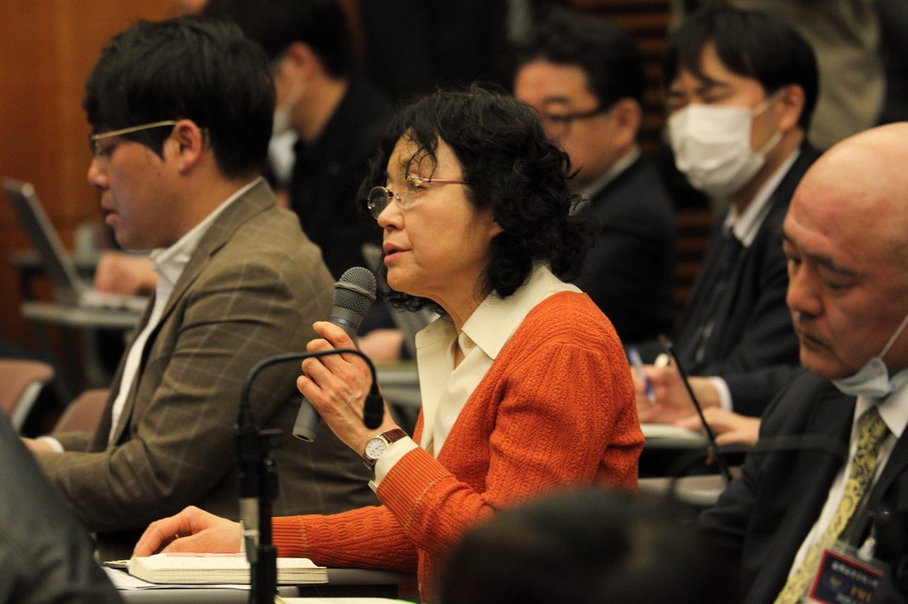 質問するフリージャーナリストの江川紹子さん