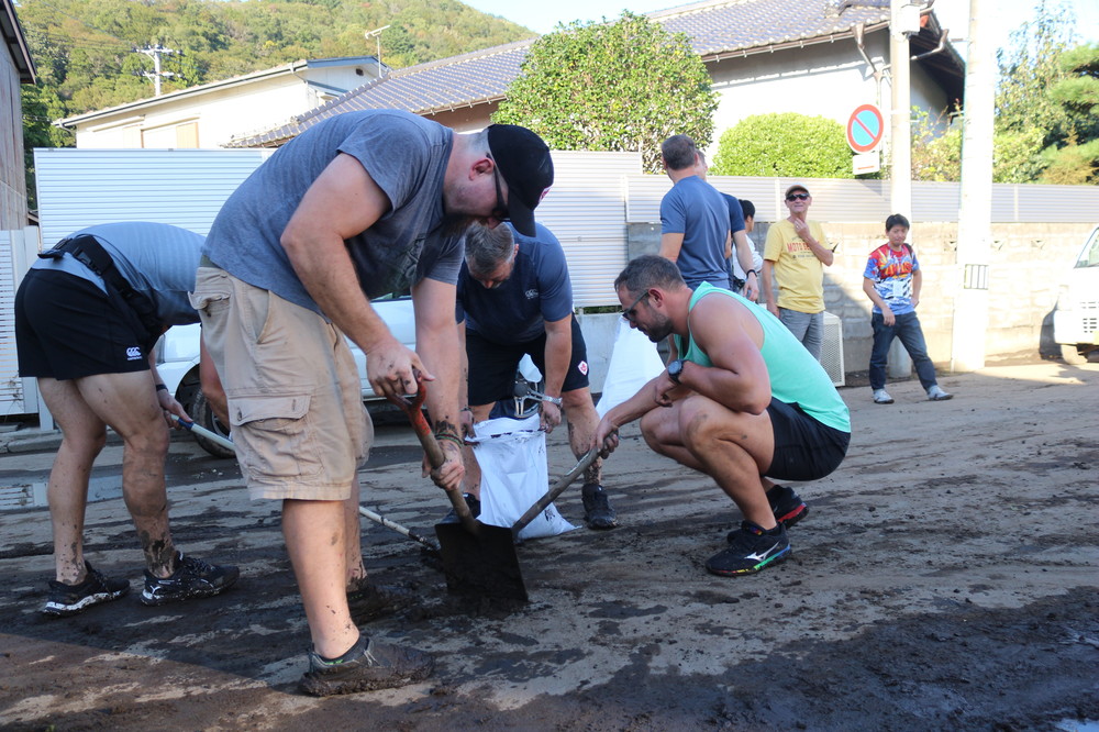 台風19号で水害に見舞われた釜石市内で、ラグビー・カナダ代表チームがボランティアで泥かきを行った（写真提供：釜石市）