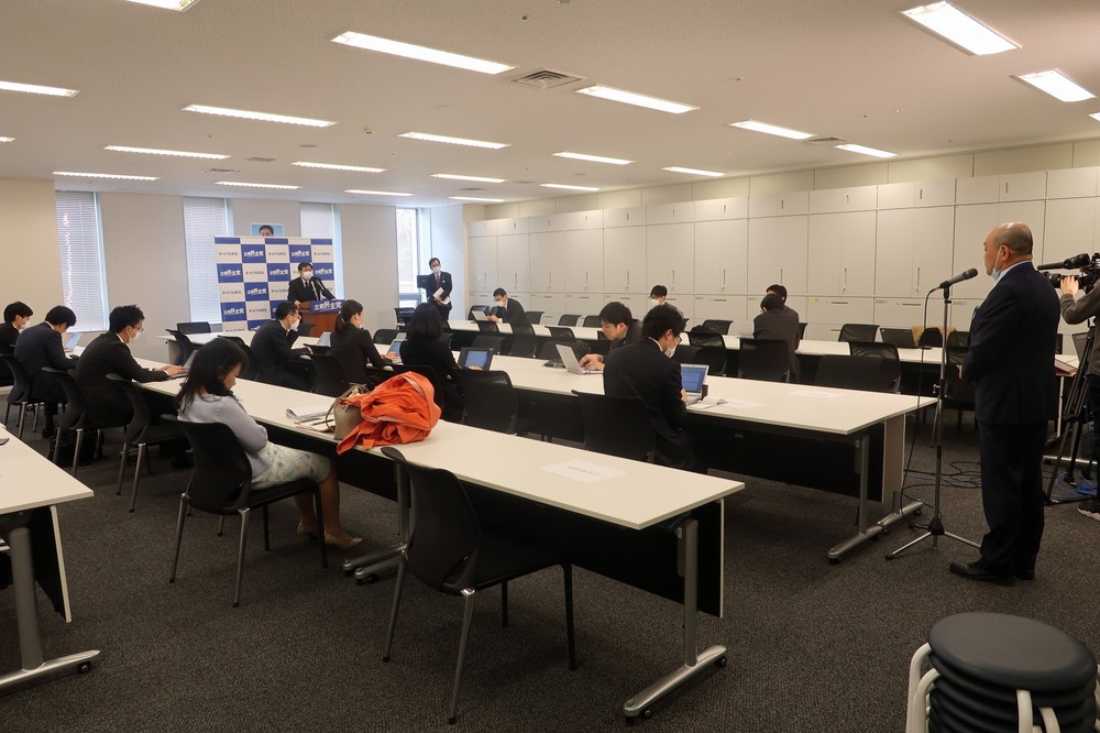 記者も1席ずつ空けて着席した
