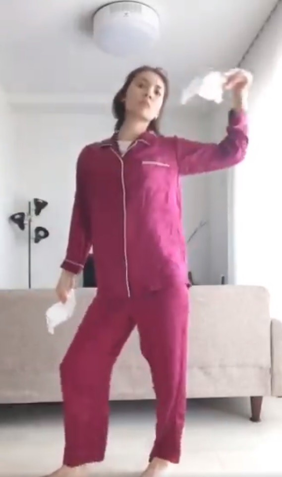 秋元才加、ツイッターで披露の「踊り」が解釈合戦に　手には2枚のマスク...