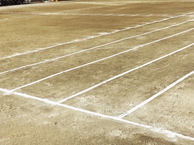 マギー審司「入学式を休ませる」　式典や学校再開に不安の声、休校延長の自治体も