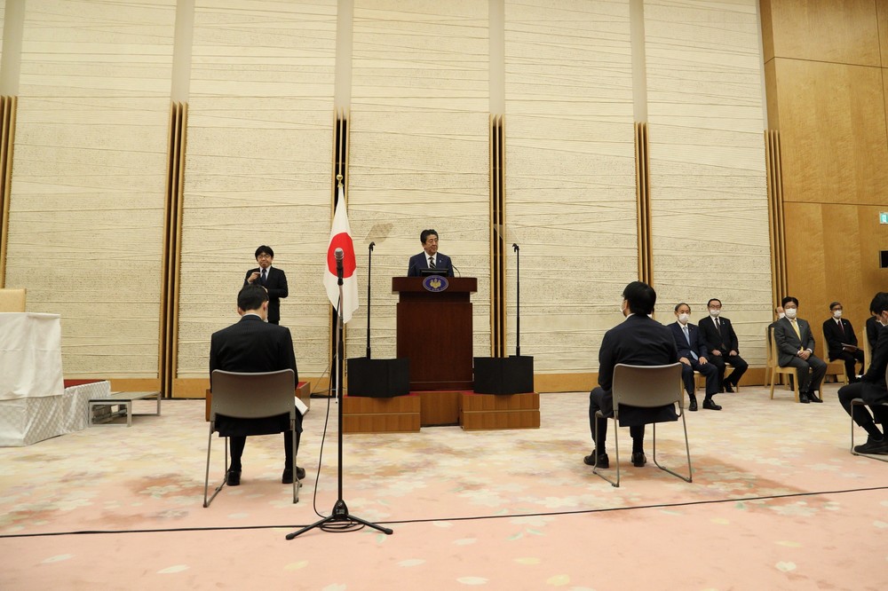 記者会見で非常事態宣言について説明する安倍晋三首相。記者席の間隔が広くなっている