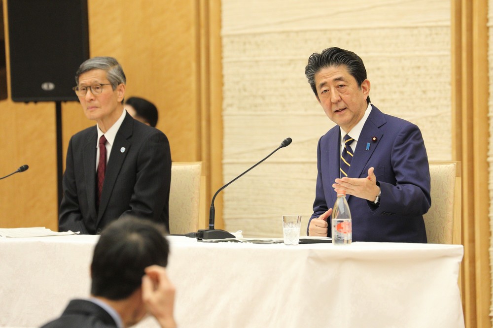 記者会見で質問に答える安倍晋三首相（右）。「基本的対処方針等諮問委員会」の尾身茂会長（左）も陪席した