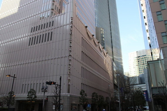 宝塚歌劇団、新型コロナで「英断」　退団日延期にファン安堵「万全の状態で見送れる」