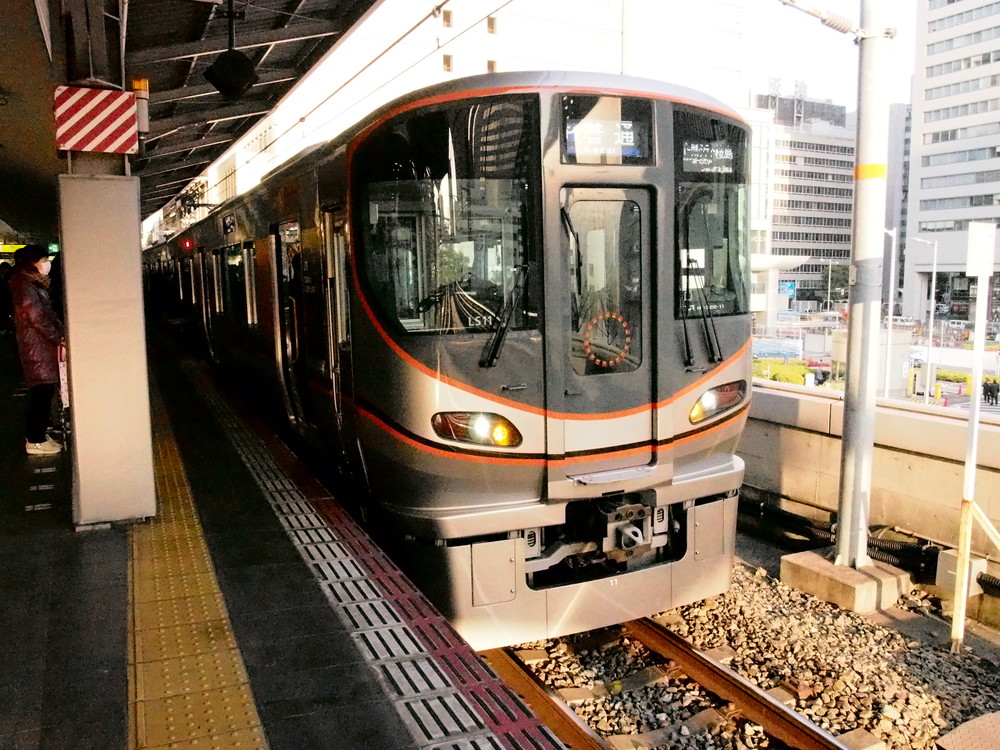 一部の側面窓は開けられる323系