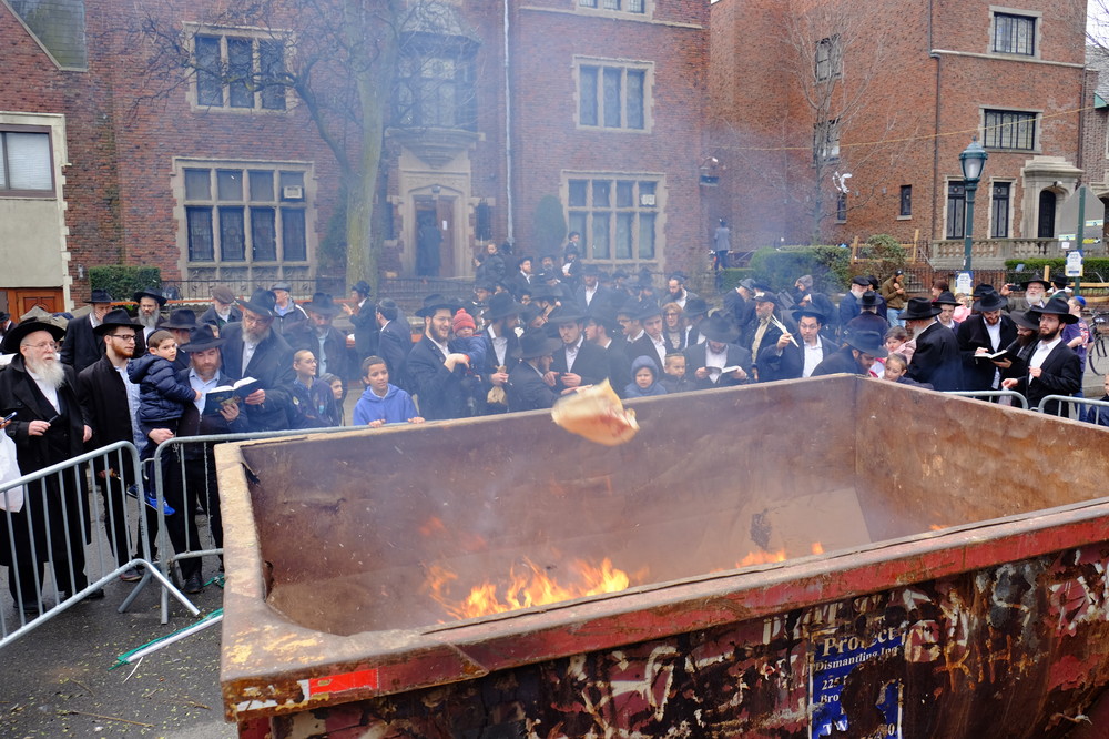 例年のユダヤ教「過越しの祭り」の前に、この時期に食べてはいけないイースト入りのパンを超正統派ユダヤ教徒が燃やす。しかし、今年（4月8日-16日）は家から出なかった人たちが多かった（ニューヨーク市ブルックリンで、筆者撮影）