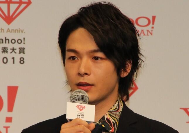 中村倫也、ビール片手に料理を...　自宅キッチンで豆苗炒め＆パスタ作り動画