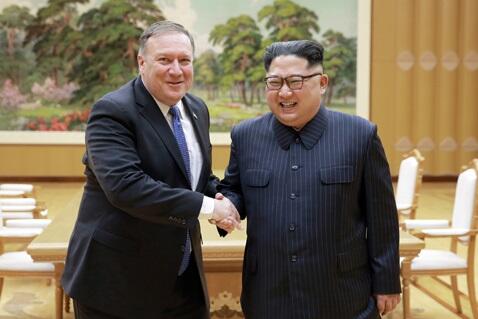 2018年5月に米国のポンペオ国務長官は平壌を訪問し、北朝鮮の金正恩・朝鮮労働党委員長と握手していた（写真は労働新聞から）