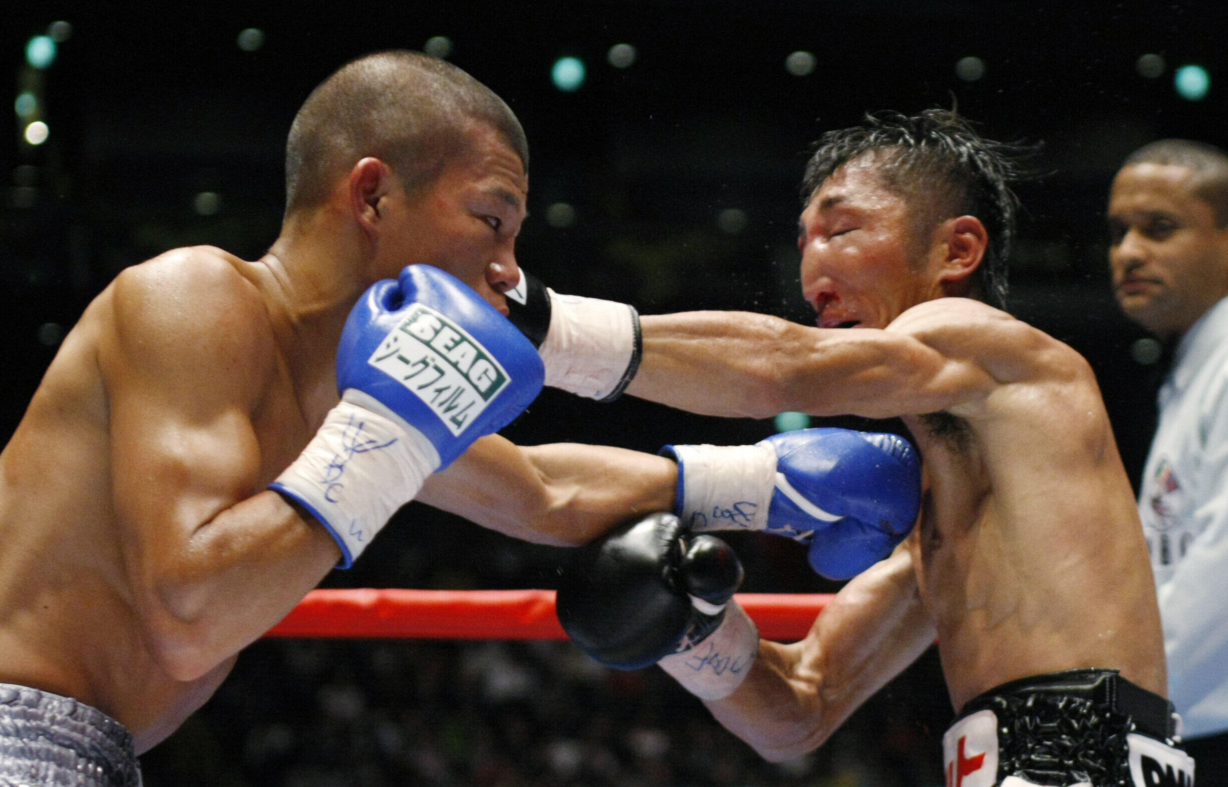 ジャッジは内藤大助の「手数」より、亀田興毅の「正確性」を評価した（写真：ロイター/アフロ）