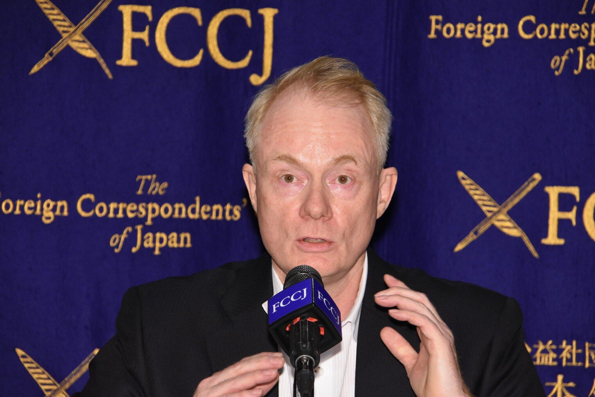 PRコンサルティング会社の「ケクストCNC（Kekst CNC）」が行った国際世論調査の結果について説明する日本最高責任者のヨッヘン・レゲヴィー氏（c）日本外国特派員協会