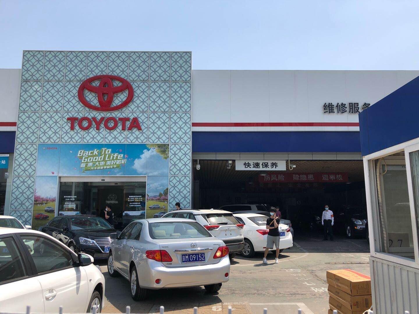 北京市内のトヨタの自動車販売店。平日でも下見に来る客が後を絶たない（2020年5月14日、筆者撮影）