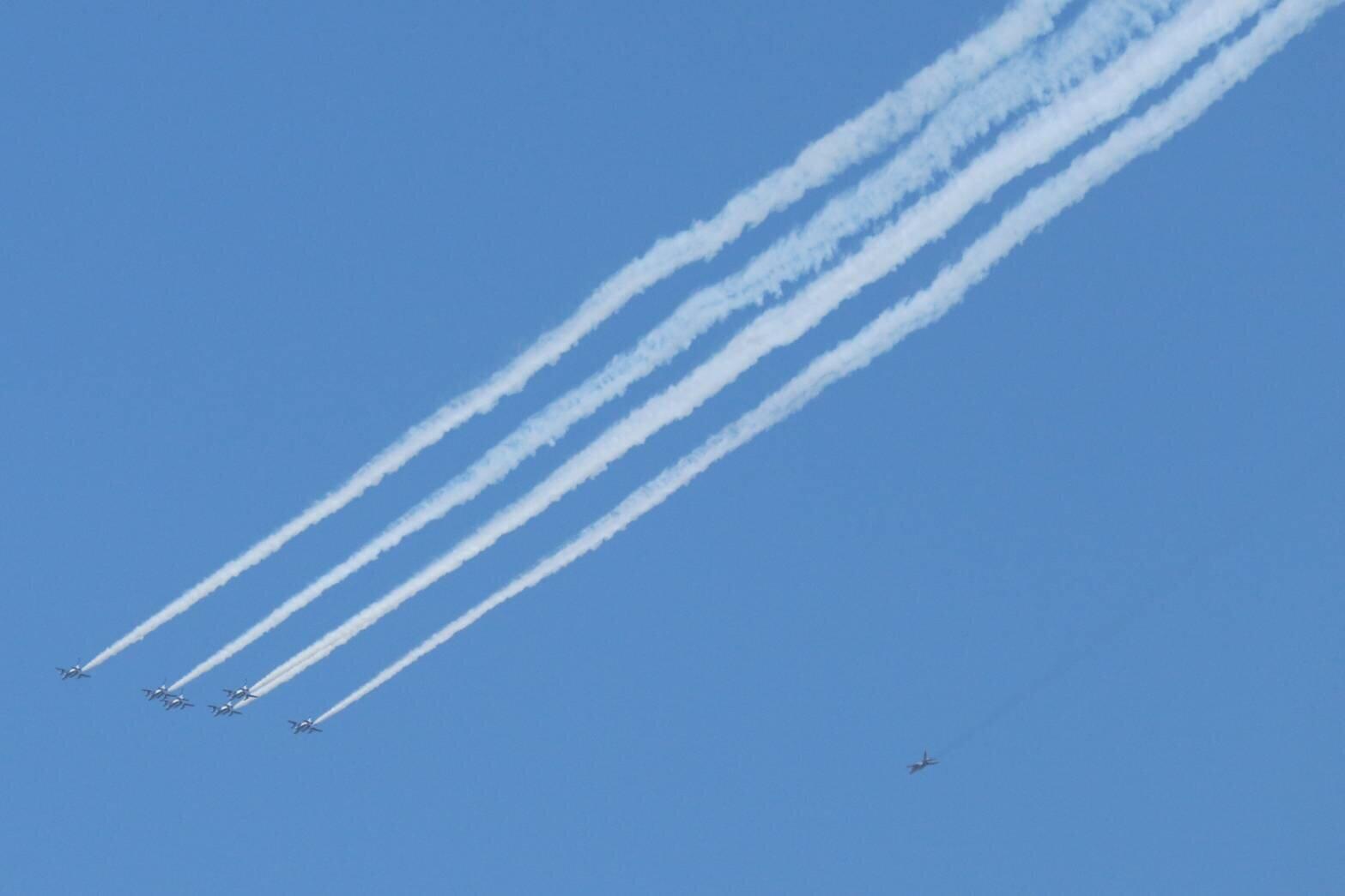 ブルーインパルス飛ぶ！が...　航空自衛隊YouTube中継はトラブル続き「白いカーソルが飛んでて草」