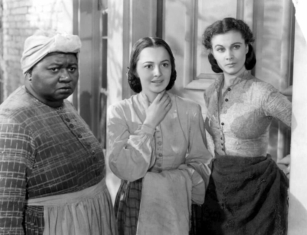 映画「風と共に去りぬ」より。左は黒人メイドのマミー役を演じたハティ・マクダニ
エル。右がヴィヴィアン・リー扮する主人公スカーレット・オハラ