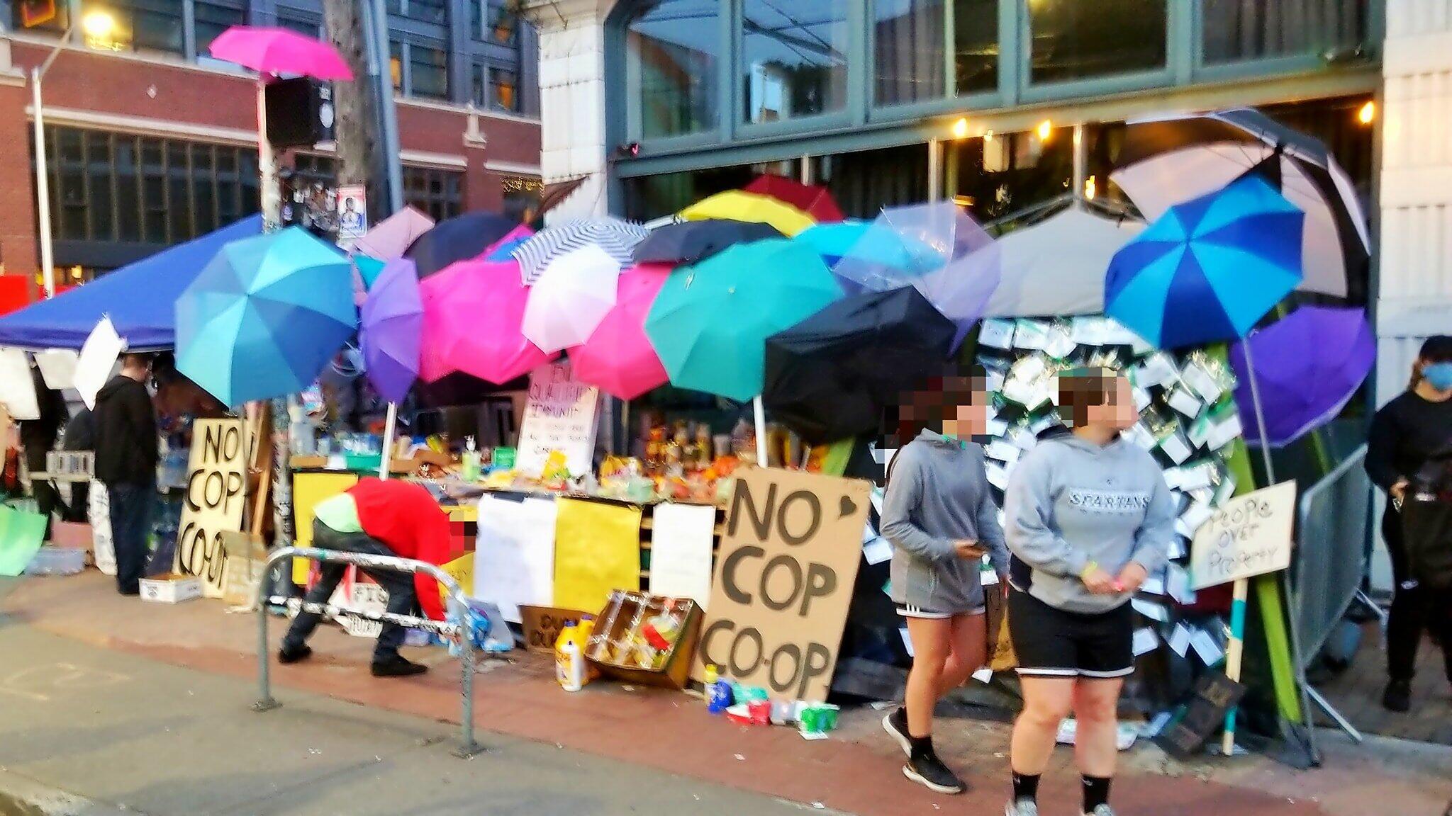 警察の催涙ガスから防御するために使われた色とりどりの傘（2020年6月10日、ワシントン州シア トルで　Ochloさん撮影、Wikimedia Commonsより）